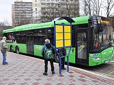 Meziměstský zelený autobus v Teplicích, ve stanici Alejní ulice. Ilustrační foto