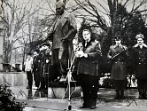Nadživotní socha "prvního dělnického prezidenta" Klementa Gottwalda byla v severočeských Teplicích slavnostně odhalena 22. května 1971. Stala se symbolem nástupu normalizace.