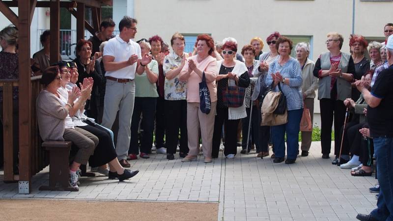 Knauf připravil pro krupské seniory francouzské dopoledne.