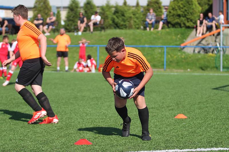 Turnaj starších přípravek: Srbice (oranžoví), Dubí (žlutí), Chlumecká sportovní (fialoví), Trnovany (červení)