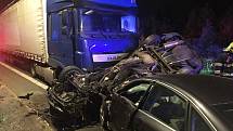 Tragická nehoda u obce Soběchleby na Teplicku. Při srážce kamionu a dvou osobních vozů přišel jeden člověk o život. Srpen 2021.