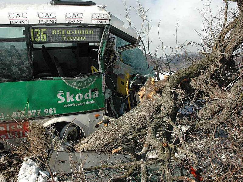 Nehoda autobusu u obce Hrob na Teplicku