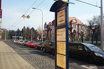 Zastávka MHD a zpomalovací retardér u přechodu pro chodce jsou na šanovském okruhu v ulici U Nových lázní v Teplicích, u hotelu Plaza.