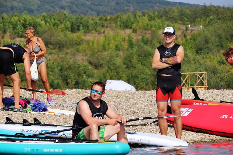 Na jezeře Milada se uskutečnil první ročník závodu na paddleboardech Milada SUP Race.