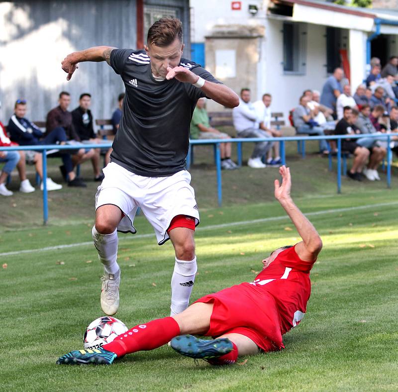 MOL Cup 2019 1. kolo - Fotbalisté Srbic (černobílí) podlehli v pohárovém utkání Královu Dvoru (červení) 1:2. Hrálo se na stadionu v Chlumci.