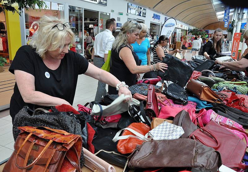 Dobročinný kabelkový bazar v Olympii.