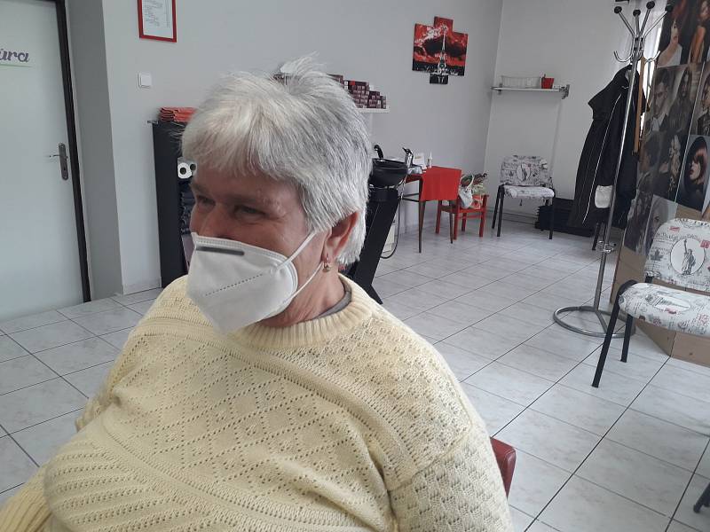 Jana Pluhařová, která má kadeřnictví ve Zdounkách, upravila jedné ze stálých zákaznic účes. Podívejte se, jak vypadala po ostříhání.