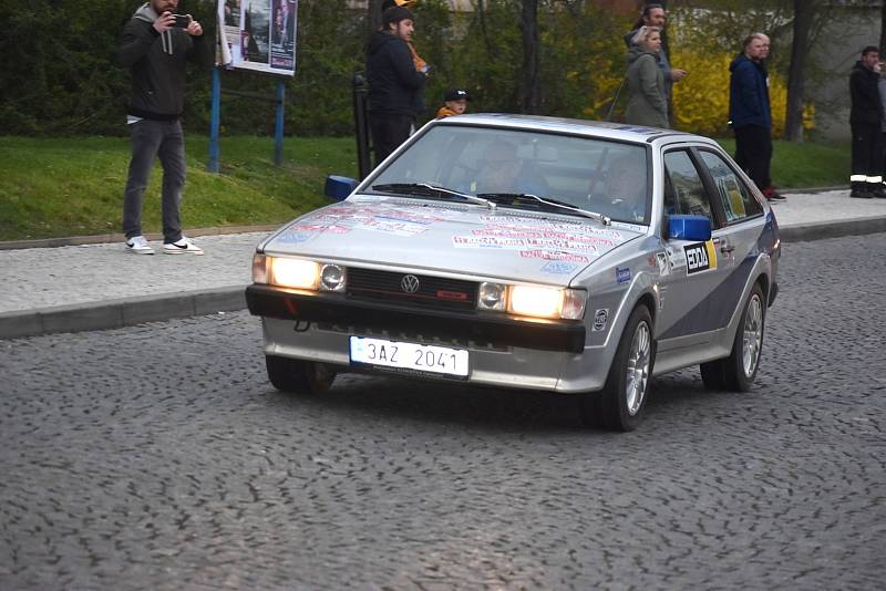 Závodní veteránská auta v Teplicích, v rámci Rallye Praha Revival, Memoriál Dalibora Janka 2022.