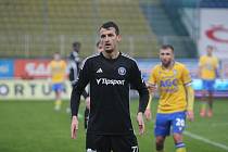 Fotbalista Zlína Vukadin Vukadinović při zápase v Teplicích. 