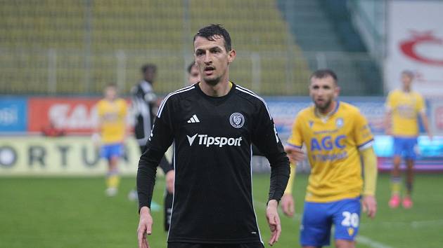 Fotbalista Zlína Vukadin Vukadinović při zápase v Teplicích. 