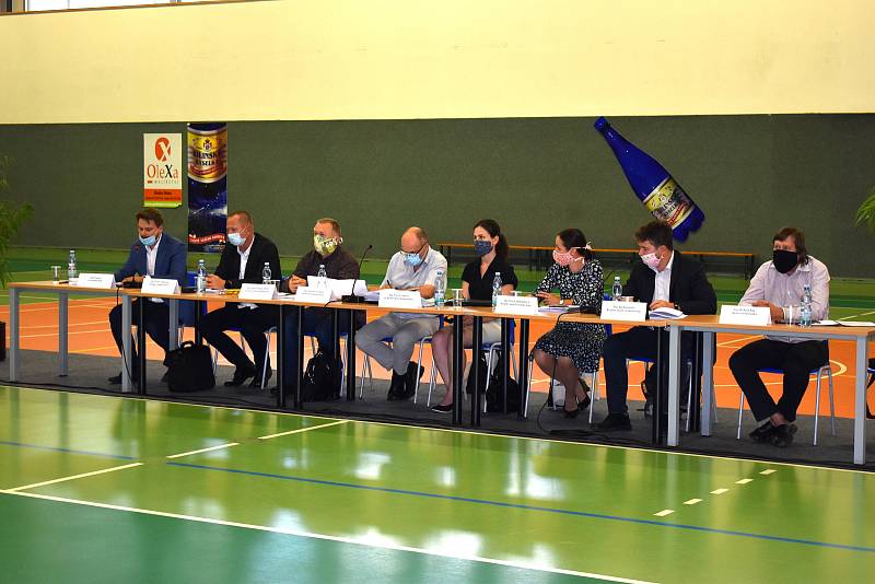 Veřejné projednání záměru na výstavbu průmyslových hal u Malhostic, konalo se ve sportovní hale v Teplicích.