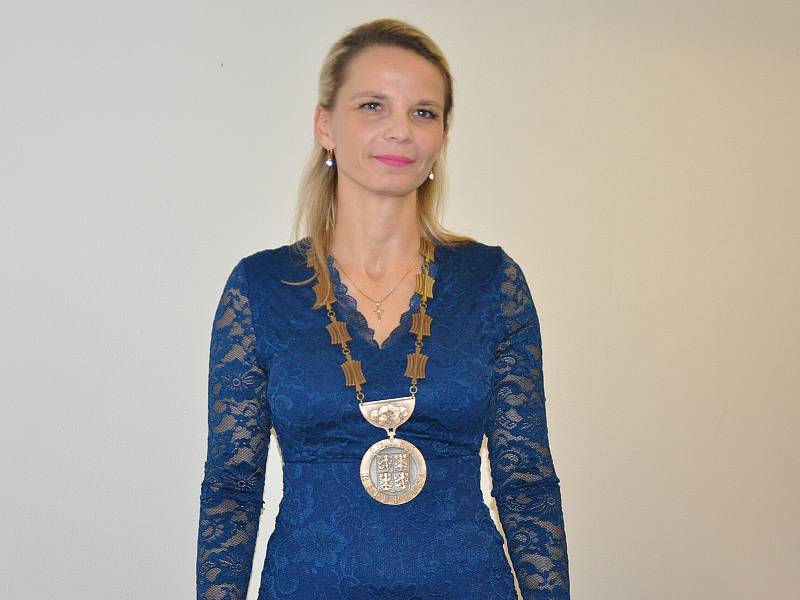 Z ustavujícího zastupitelstva v Bílině, starostka Zuzana Schvarz Bařtipánová.