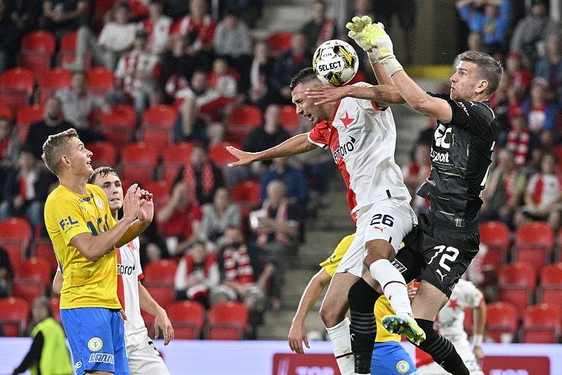 Filip Mucha zasahuje před ofenzivou Slavie