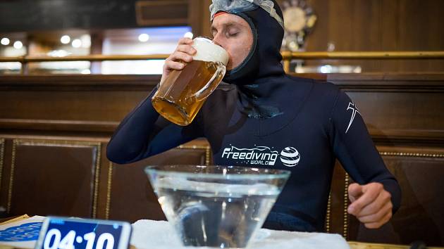 Teplický freediver David Vencl překonal světový rekord v umyvadlovém potápění. Pod vodou vydržel 4 minuty a 3 vteřiny.