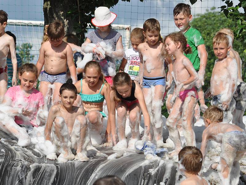 Ze Dne dětí v Kostomlatech pod Milešovkou, který se konal v sobotu na fotbalovém hřišti.