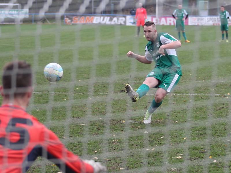 Baník Modlany (v zeleném) doma porazil FK Jílové 2:1.