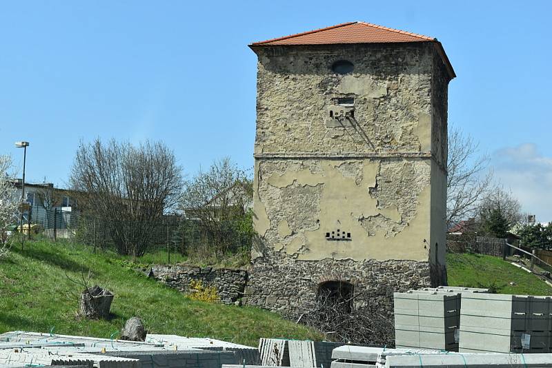 Obří pramen, naleziště Duchcovského pokladu, je v Lahošti.