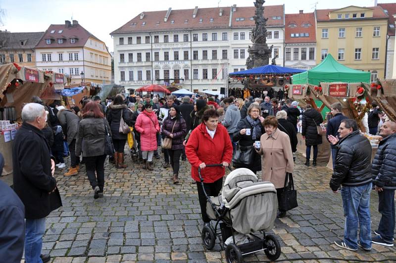 Zámeckým náměstím zněl zpěv a voněl tu svařáček 