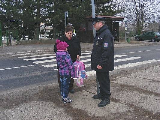 Policejní akce Zebra se za tebe nerozhlédne, v Žalanech u školy.