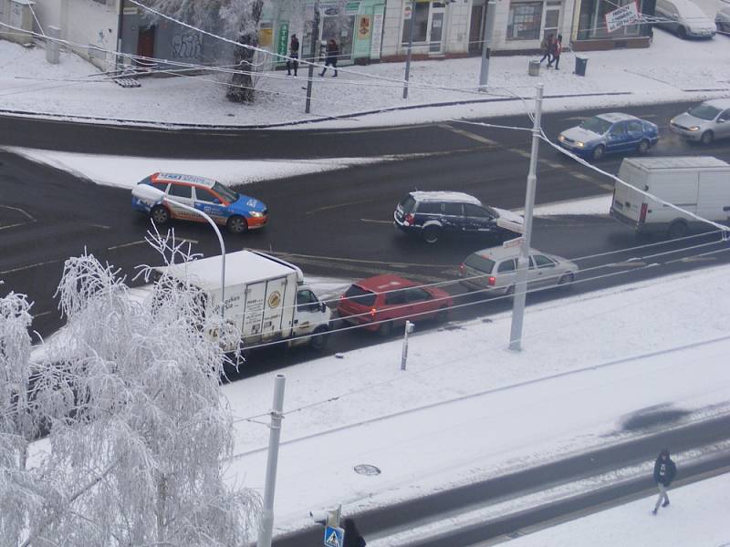 Takovéto situce vznikají na křižovatce na Masarykově ulici, před budovou policie. 