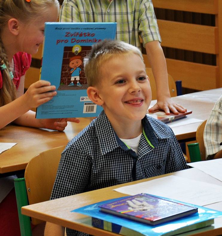 Buzulucká základní škola vyhlásila prázdniny, děti už mají vysvědčení.