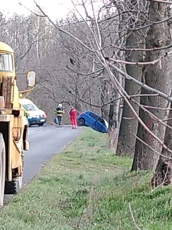 Nehoda auta a motorkáře mezi Osekem a Hájem u Duchcova.