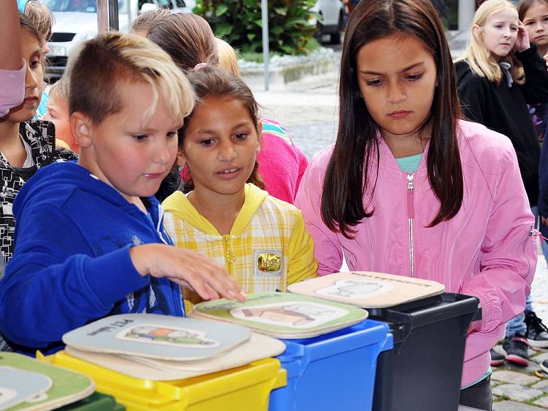 Barevný den, akce zaměřená na třídění a recyklaci odpadů na náměstí Svobody v Teplicích