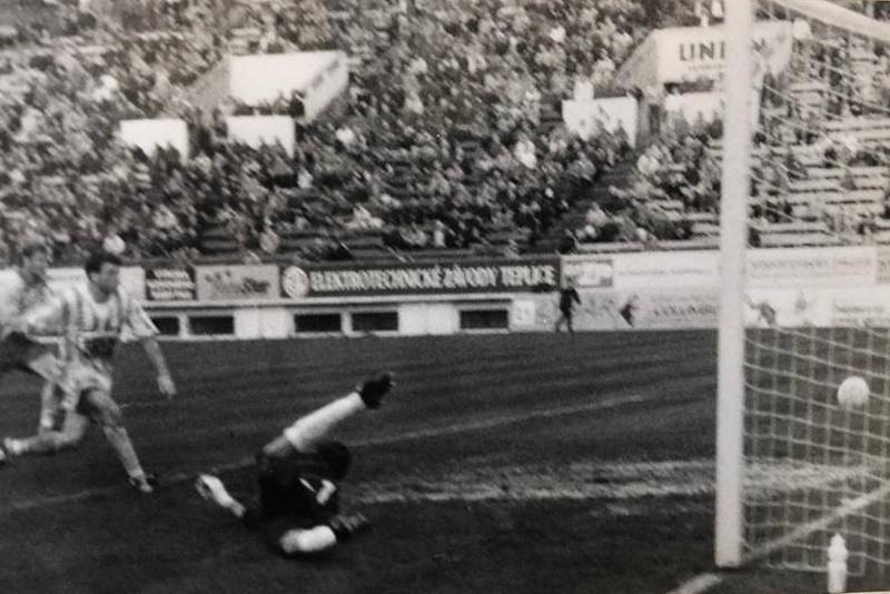 Devadesátky v Teplicích - říjen 1996, Teplice - Žižkov 1:0, gólman Viktorky Kostelník kapituluje, překonal ho Chytra