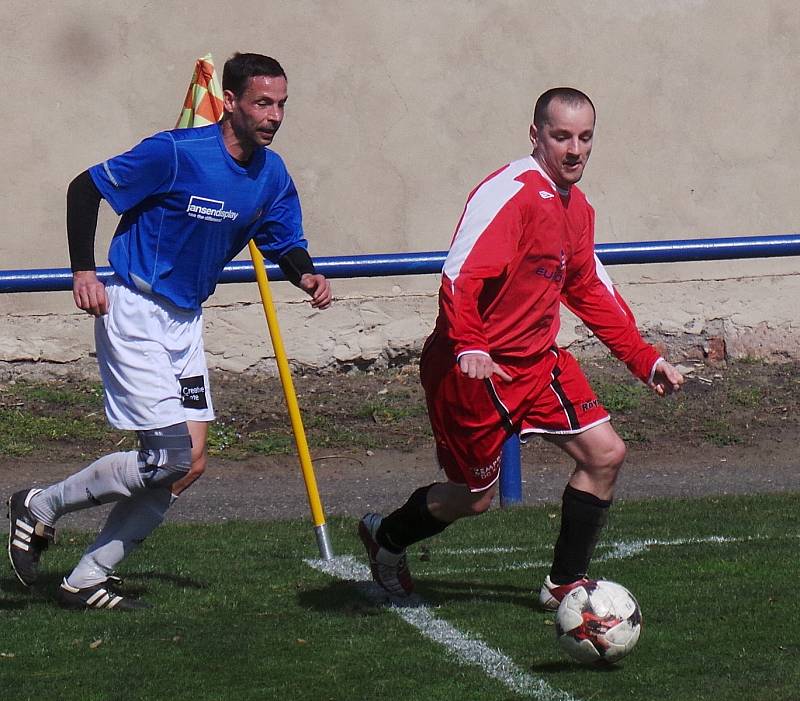 TJ Proboštov B - Sokol Kladruby 0:0. V penaltovém rozstřelu byli úspěšnější domácí v modrých dresech.