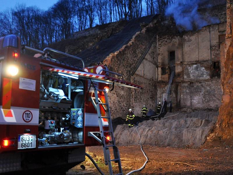 Bezdomovci si zatopili v Mlýnské. Smrad byl cítit až do centra Teplic