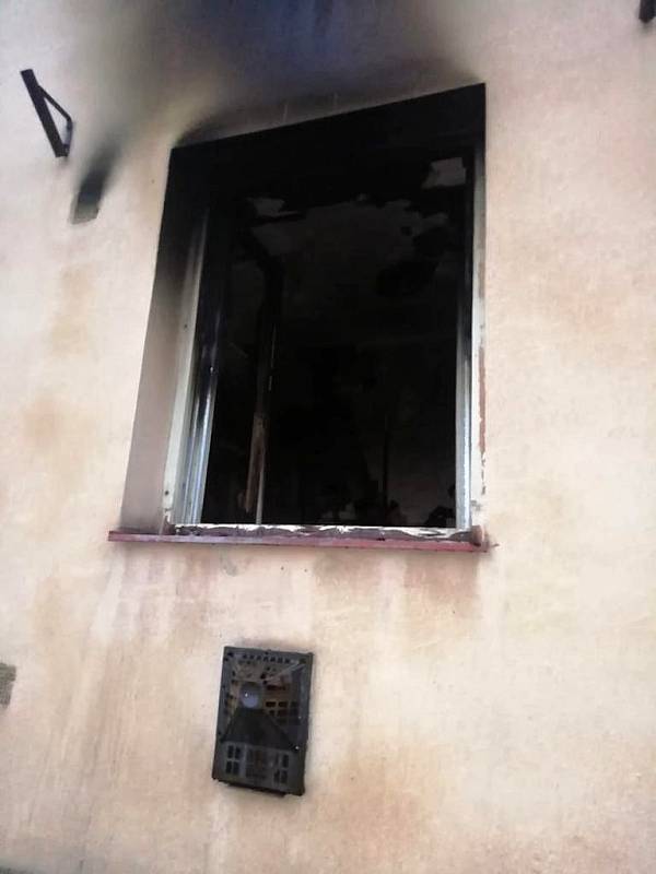 Vyhořelý byt v domě s pečovatelskou službou v Krupce