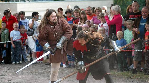 HRAD DOUBRAVKA OBSADILI V SOBOTU LIDÉ A RYTÍŘI 