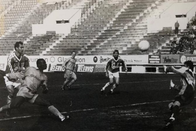 Devadesátky v Teplicích - březen 1997, Teplice - Jablonec 0:1 Akue při své domácí premiéře před brankářem Jablonce Jánošem