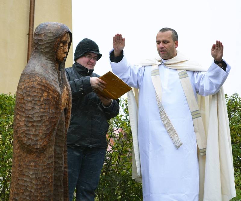 Sochám u kaple v Jeníkově požehnal otec Dunda 