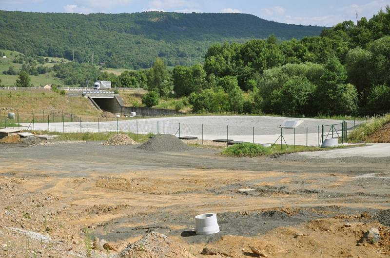 Stavba dálnice D8 v úseku mezi Radejčínem a Řehlovicemi.