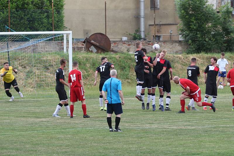 FK Novosedlice (v červeném) - SK Dobkovice 3:4