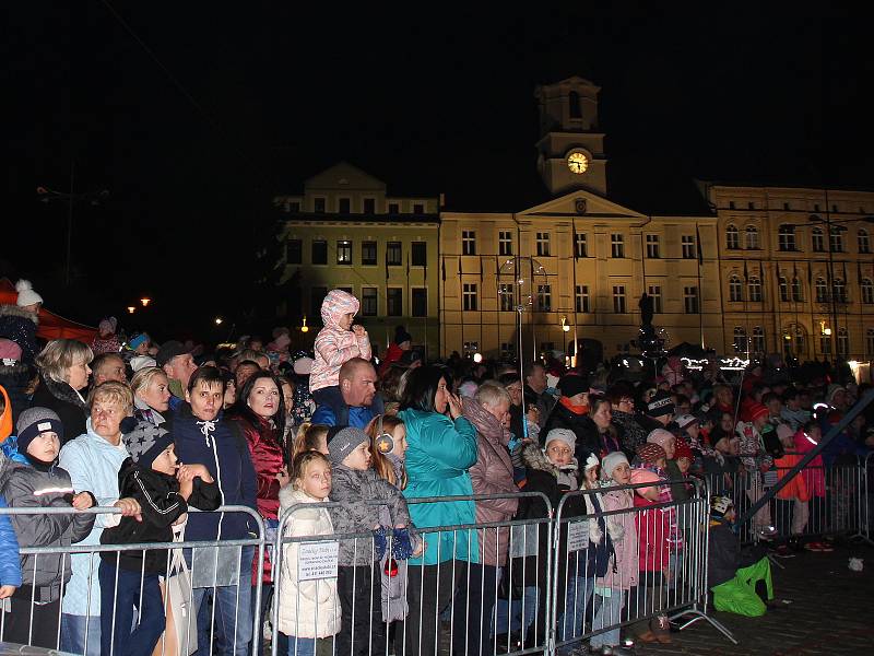 Předvánoční akce v Teplicích. Pohádka a slet andělů v rámci rozsvícení vánoční výzdoby Galerie Teplice.