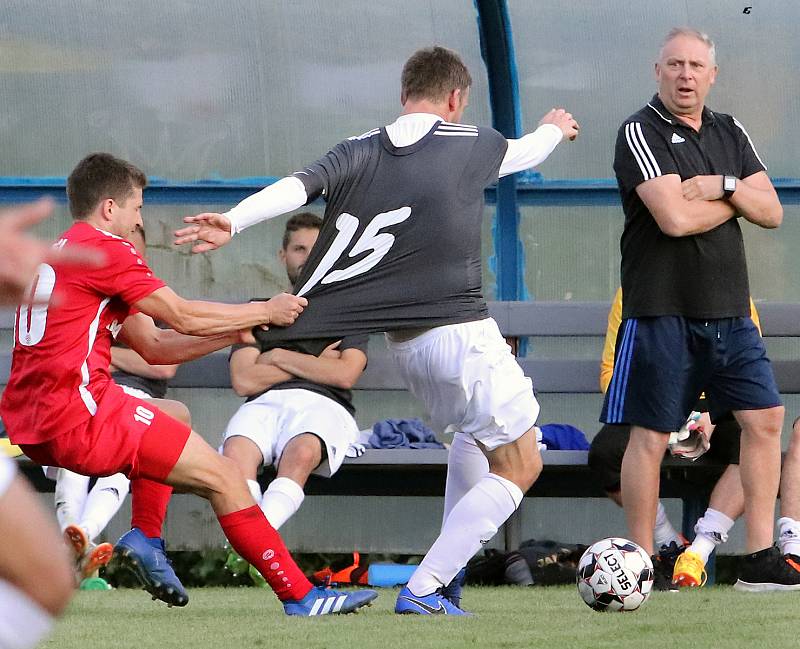 MOL Cup 2019 1. kolo - Fotbalisté Srbic (černobílí) podlehli v pohárovém utkání Královu Dvoru (červení) 1:2. Hrálo se na stadionu v Chlumci.