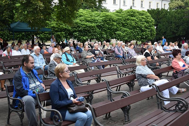 Koncert v šanovské Mušli. Country kapela z Dubí Na poslední chvíli.