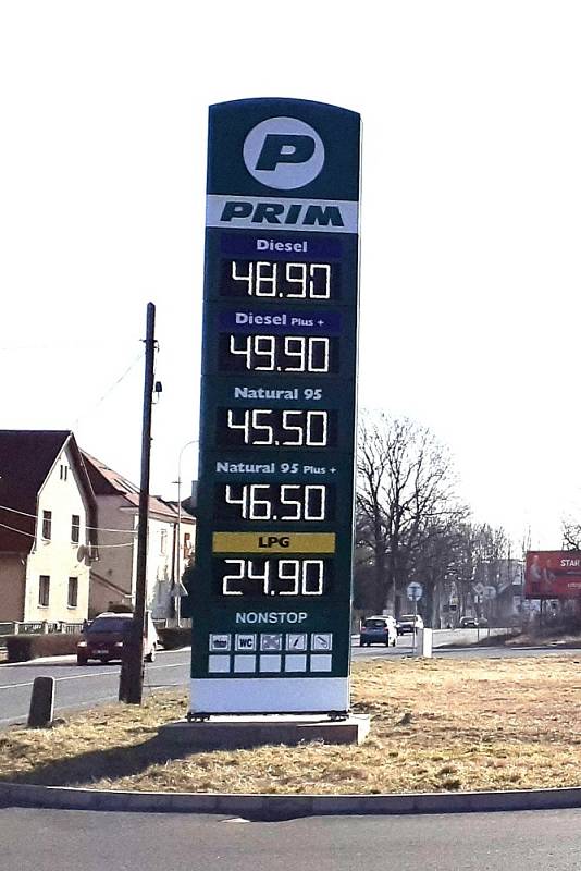 Prim Řetenice. Nafta 48.90 a Natural 45.50 korun. Ceny pohonných hmot v Teplicích, dopoledne 11. 3. 2022