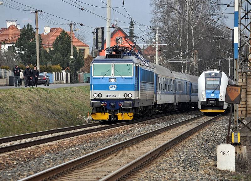 Fotografie z místa, vlaky u Proboštova stály.