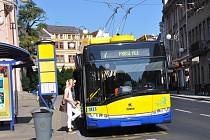 Cestujícím se od úterý 17. března v žluto-modrých trolejbusech a autobusech budou otevírat pouze prostřední a zadní dveře.