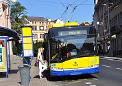 Cestujícím se od úterý 17. března v žluto-modrých trolejbusech a autobusech budou otevírat pouze prostřední a zadní dveře.