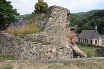 Na hradě Krupka musí opravit dělostřeleckou věž, jejíž část se zbortila.