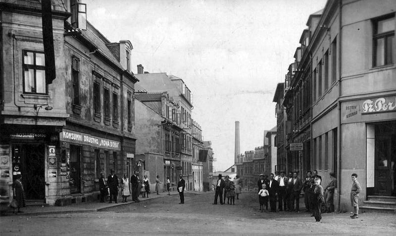 Poznejte město na historické fotografii.