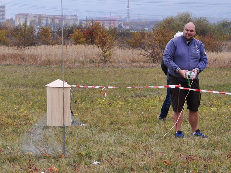 Loučení s letošní sezónou raketomodelářů, modelářská show na Srbickém pahorku. Do vzduchu létalo vše možné. Kadibudka z Kerska.