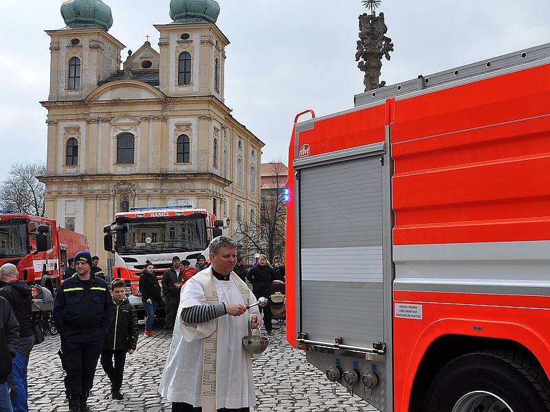 Výstava hasičské techniky v Duchcově u příležitosti předání nového hasičského auta místnímu sboru dobrovolných hasičů.