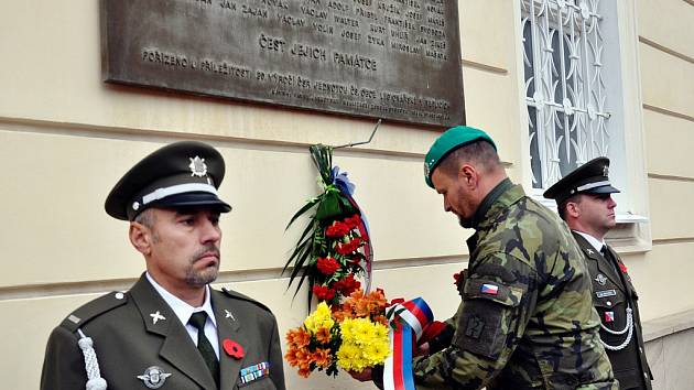 Vzpomínková akce u příležitosti Dne veteránů která se konala u pamětní desky "legionářů" umístěné na Vojenské léčebně si občané připoměli obětí všech válek položením květin.