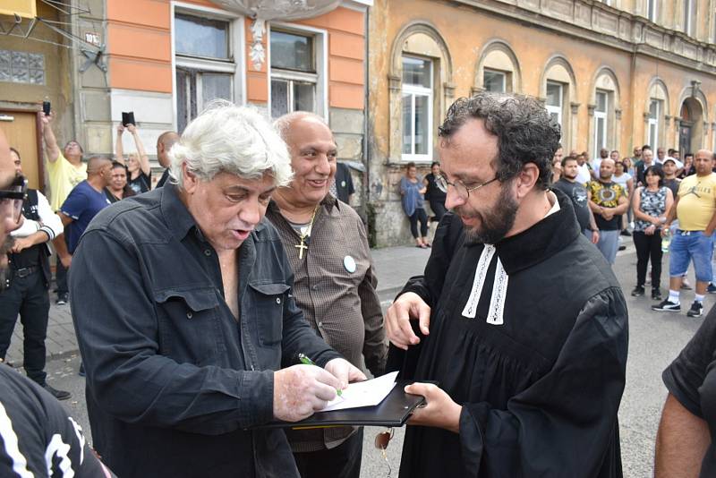Náboženské shromáždění v Teplicích. Romové do ulice U Hřiště přišli uctít památku muže, který zemřel v sobotu 18. června po zákroku policie.