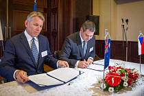 Generální ředitel EMH Keith Coughlan (vlevo) a ministr průmyslu Jiří Havlíček  podepsali memorandum o spolupráci v oblasti těžby a zpracování lithia.